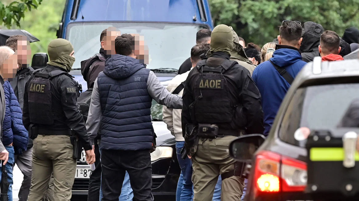 &laquo;&Chi;&omega;&rho;&iota;ά&tau;&iota;&kappa;&omicron;&raquo;: &Omicron;&iota; &tau;&rho;&epsilon;&iota;&sigmaf; &pi;&rho;&omicron;&phi;&upsilon;&lambda;&alpha;&kappa;&iota;&sigma;&tau;έ&omicron;&iota; &kappa;&alpha;&iota; &omicron;&iota; &tau;έ&sigma;&sigma;&epsilon;&rho;&iota;&sigmaf; &pi;&omicron;&upsilon; &alpha;&phi;έ&theta;&eta;&kappa;&alpha;&nu; &epsilon;&lambda;&epsilon;ύ&theta;&epsilon;&rho;&omicron;&iota;
