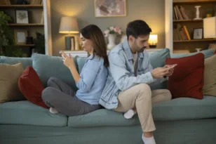 Like στον πρώην, κρυφά μηνύματα και φλερτ στα social: Πού αρχίζει η απιστία;